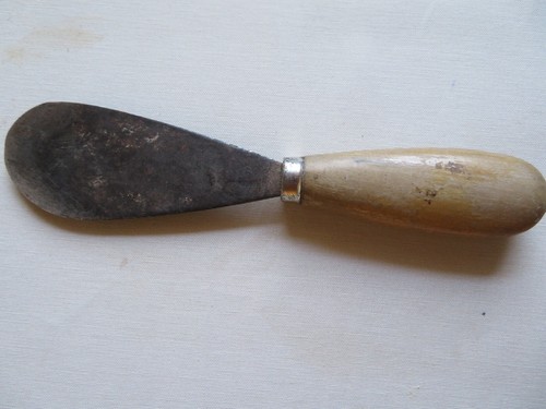 Alte spachtel mit holzgriff - spachtel,